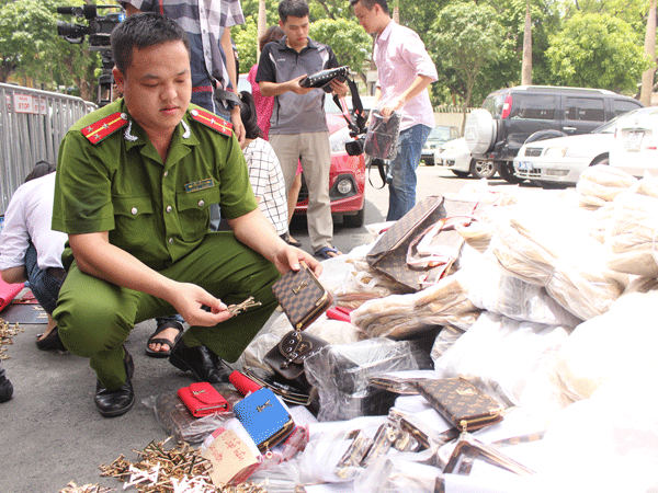 Hàng giả "đội lốt" hàng hiệu "đánh chiếm" thị trường ảnh 1 Hàng giả "đội lốt" hàng hiệu "đánh chiếm" thị trường ảnh 1