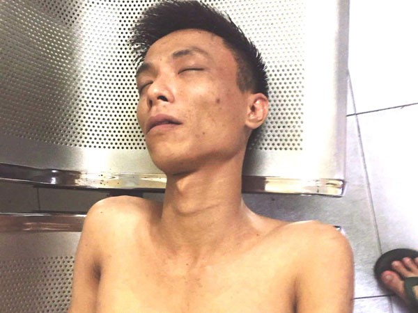 Khỏa thân, cầm kéo gây náo loạn khu phố ảnh 1 Khỏa thân, cầm kéo gây náo loạn khu phố ảnh 1