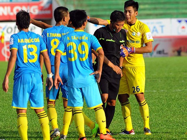Lại "nóng" chuyện trọng tài ảnh 1 Lại "nóng" chuyện trọng tài ảnh 1