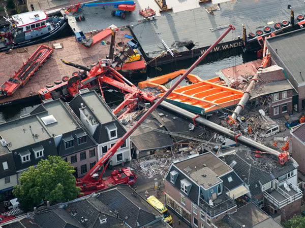 Đổ cần cẩu đang thi công, sập nhiều nhà dân ảnh 1 Đổ cần cẩu đang thi công, sập nhiều nhà dân ảnh 1