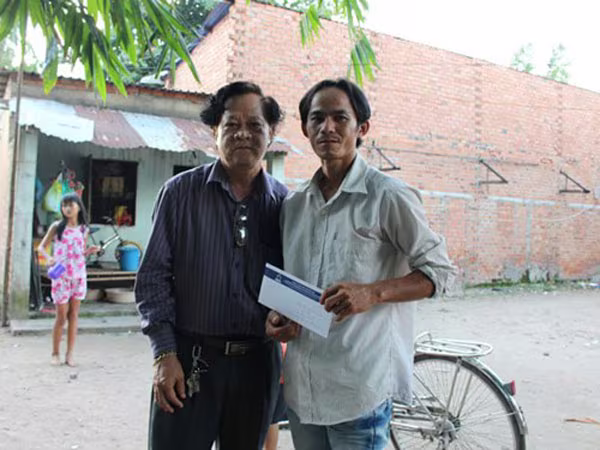 Nhiều nhà hảo tâm tặng quà cháu bé 7 tuổi rơi xuống giếng sâu ảnh 1