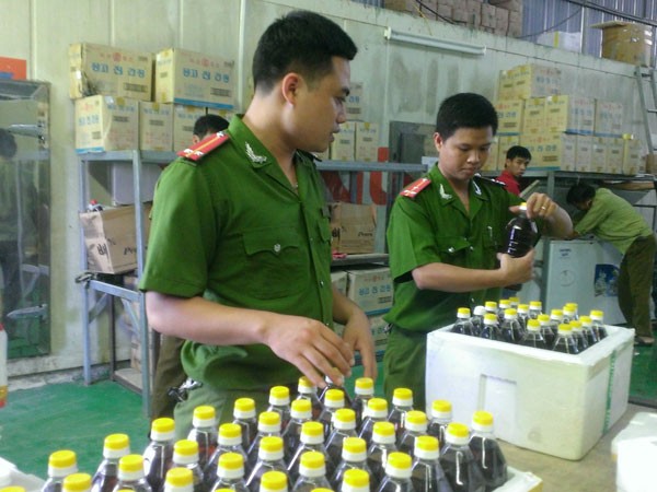 Thu giữ gần 1 tấn kim chi, cá khô trôi nổi ảnh 1 Thu giữ gần 1 tấn kim chi, cá khô trôi nổi ảnh 1