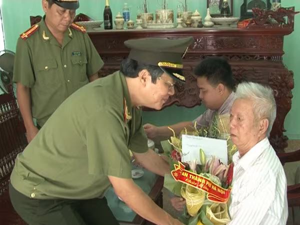 Thăm, chúc mừng các đồng chí nguyên lãnh đạo Công an thành phố ảnh 2 Thăm, chúc mừng các đồng chí nguyên lãnh đạo Công an thành phố ảnh 2