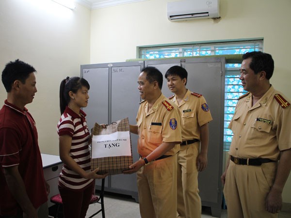 CSGT Hà Nội: Thi đua hàng ngày, mỗi người một việc tốt phục vụ nhân dân ảnh 1 CSGT Hà Nội: Thi đua hàng ngày, mỗi người một việc tốt phục vụ nhân dân ảnh 1