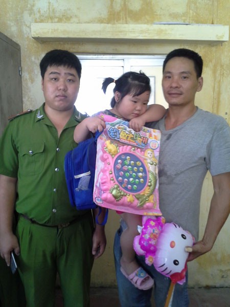 Cảnh sát bảo vệ đưa bé 4 tuổi về với gia đình ảnh 1 Cảnh sát bảo vệ đưa bé 4 tuổi về với gia đình ảnh 1