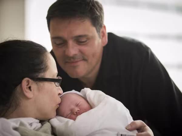 Cưới chồng, sinh con trong một ngày ảnh 1