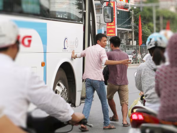 Mật phục, ghi hình xử lý xe khách vi phạm ảnh 1 Mật phục, ghi hình xử lý xe khách vi phạm ảnh 1