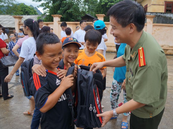 Nối tình thương, lại mong nối một cây cầu ảnh 1 Nối tình thương, lại mong nối một cây cầu ảnh 1