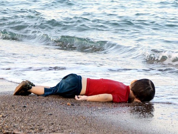 Hình ảnh đau lòng của bé Aylan Kurdi làm lay động trái tim châu Âu ảnh 1 Hình ảnh đau lòng của bé Aylan Kurdi làm lay động trái tim châu Âu ảnh 1