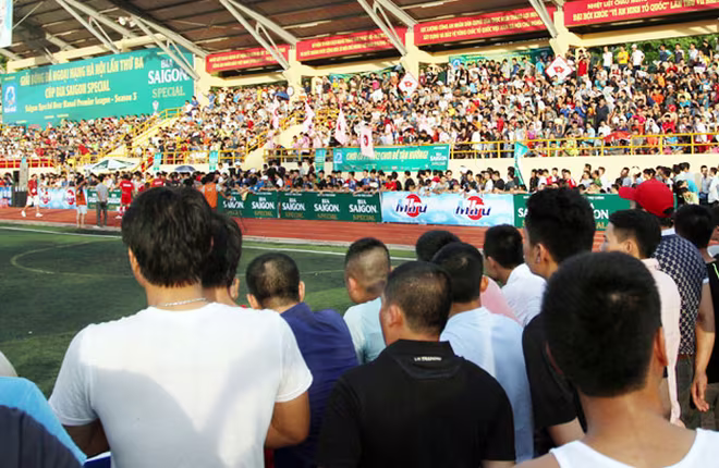 V-League nhìn giải "phủi" mà... thèm ảnh 1 V-League nhìn giải "phủi" mà... thèm ảnh 1