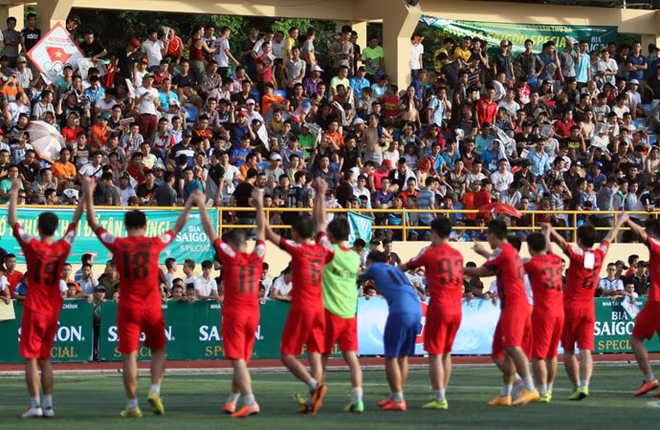 V-League nhìn giải "phủi" mà... thèm ảnh 4 V-League nhìn giải "phủi" mà... thèm ảnh 4