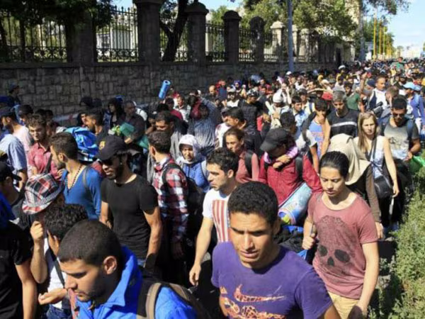 Hình ảnh đau lòng của bé Aylan Kurdi làm lay động trái tim châu Âu ảnh 2 Hình ảnh đau lòng của bé Aylan Kurdi làm lay động trái tim châu Âu ảnh 2