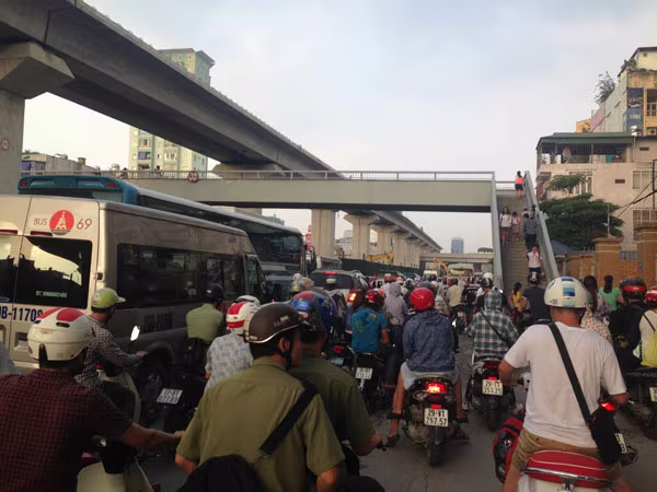 "Lô cốt" gây ùn tắc: Rút giấy phép thi công nếu không đảm bảo giao thông ảnh 1 "Lô cốt" gây ùn tắc: Rút giấy phép thi công nếu không đảm bảo giao thông ảnh 1