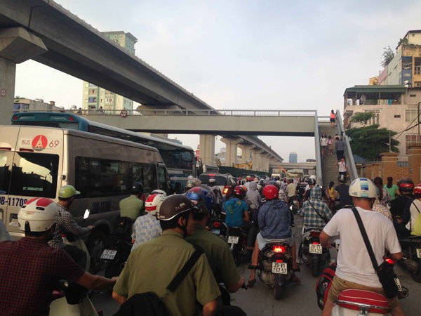 "Lô cốt" gây ùn tắc: Rút giấy phép thi công nếu không đảm bảo giao thông ảnh 1 "Lô cốt" gây ùn tắc: Rút giấy phép thi công nếu không đảm bảo giao thông ảnh 1