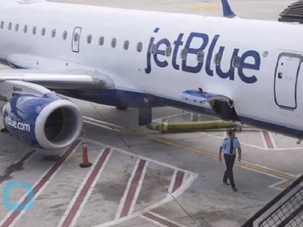 Bị bắt vì tè lên người khác trên máy bay ảnh 1