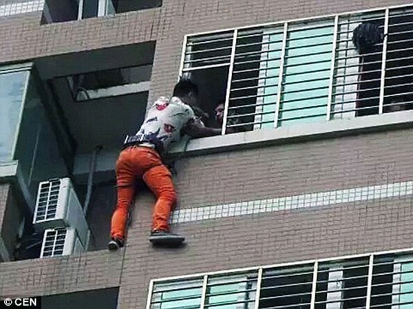 Trốn ngoài cửa sổ để tránh bị phát hiện ngoại tình ảnh 1 Trốn ngoài cửa sổ để tránh bị phát hiện ngoại tình ảnh 1