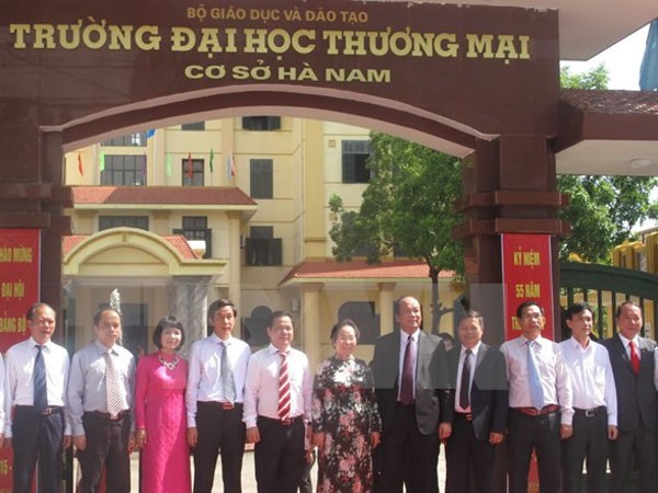 Phó Chủ tịch nước dự lễ gắn biển Đại học Thương mại ở Hà Nam ảnh 1 Phó Chủ tịch nước dự lễ gắn biển Đại học Thương mại ở Hà Nam ảnh 1
