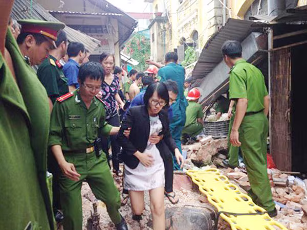 Vụ sập nhà cổ tại Hà Nội: Dốc toàn lực cứu người, khắc phục hậu quả ảnh 1 Vụ sập nhà cổ tại Hà Nội: Dốc toàn lực cứu người, khắc phục hậu quả ảnh 1