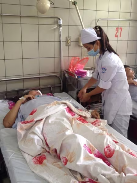 Chăm sóc, điều trị 3 nạn nhân còn bị thương trong vụ sập nhà ảnh 2