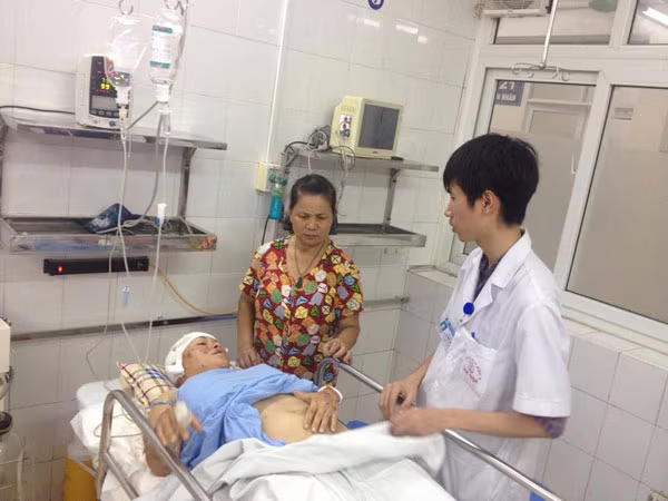 Chăm sóc, điều trị 3 nạn nhân còn bị thương trong vụ sập nhà ảnh 1