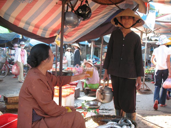 Người nữ thương binh bán nước chè dạo nuôi 6 người con vào đại học ảnh 1 Người nữ thương binh bán nước chè dạo nuôi 6 người con vào đại học ảnh 1