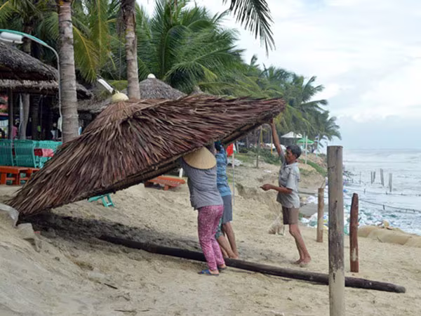 Mùa thấp điểm, du lịch loay hoay "né" bão ảnh 1 Mùa thấp điểm, du lịch loay hoay "né" bão ảnh 1