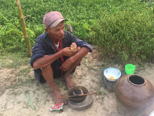 Xót xa người mẹ 80 tuổi nuôi con tâm thần ảnh 3 Xót xa người mẹ 80 tuổi nuôi con tâm thần ảnh 3