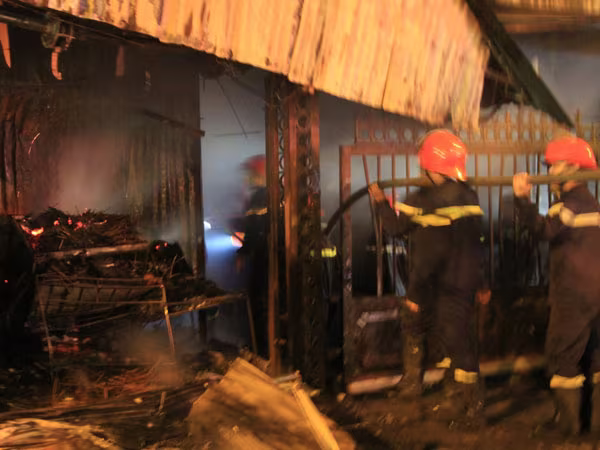 Nguy cơ cháy tại các chợ tạm ảnh 1 Nguy cơ cháy tại các chợ tạm ảnh 1