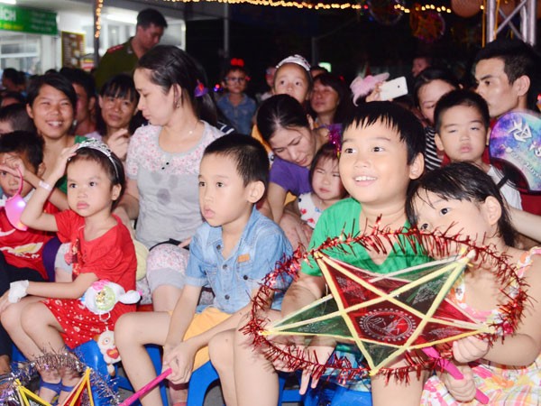 Mang tiếng trống lân đến với bệnh nhân nhỏ tuổi ảnh 3 Mang tiếng trống lân đến với bệnh nhân nhỏ tuổi ảnh 3