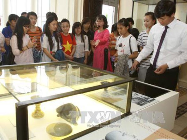 Đồng bào TP.HCM được chiêm ngưỡng hiện vật Hoàng thành Thăng Long ảnh 2 Đồng bào TP.HCM được chiêm ngưỡng hiện vật Hoàng thành Thăng Long ảnh 2