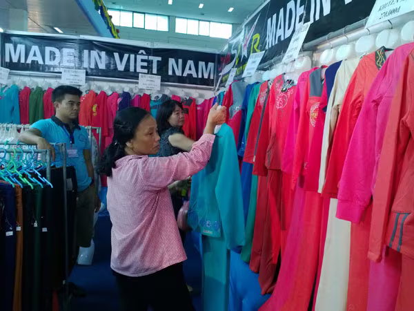 Sản phẩm dư thừa chất gây ung thư formaldehyde: Cẩn trọng với quần áo "đội lốt" hàng Việt ảnh 1 Sản phẩm dư thừa chất gây ung thư formaldehyde: Cẩn trọng với quần áo "đội lốt" hàng Việt ảnh 1