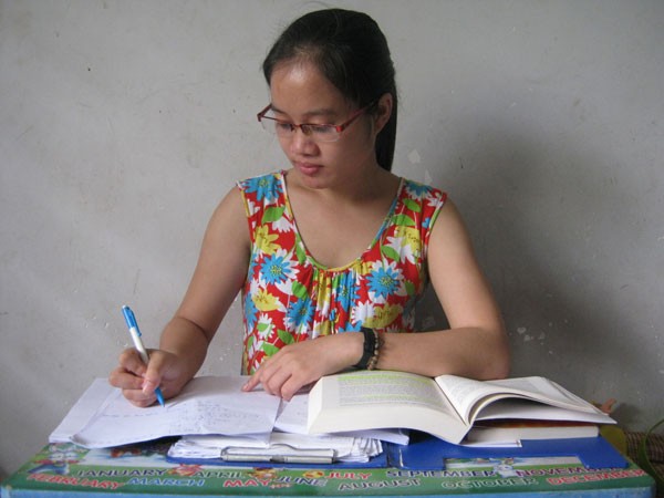 2 chị em mồ côi dắt tay nhau vào giảng đường ảnh 2 2 chị em mồ côi dắt tay nhau vào giảng đường ảnh 2