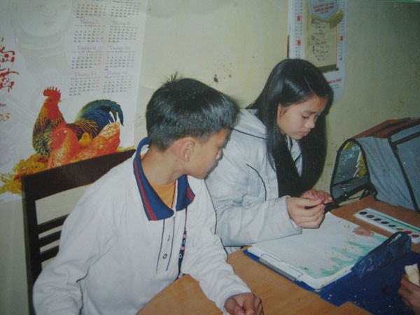 2 chị em mồ côi dắt tay nhau vào giảng đường ảnh 1 2 chị em mồ côi dắt tay nhau vào giảng đường ảnh 1