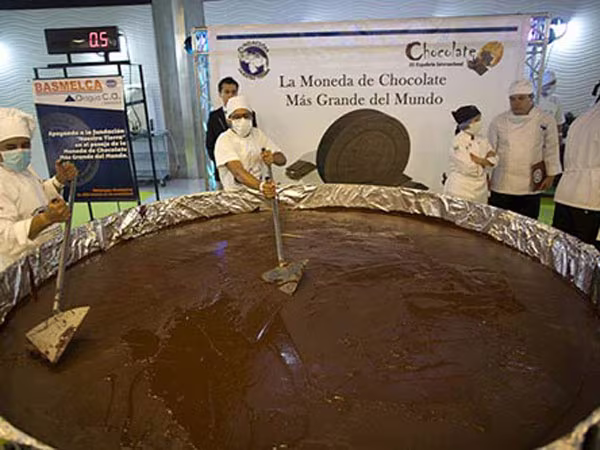 Đồng xu chocolate nặng 1 tấn ảnh 1