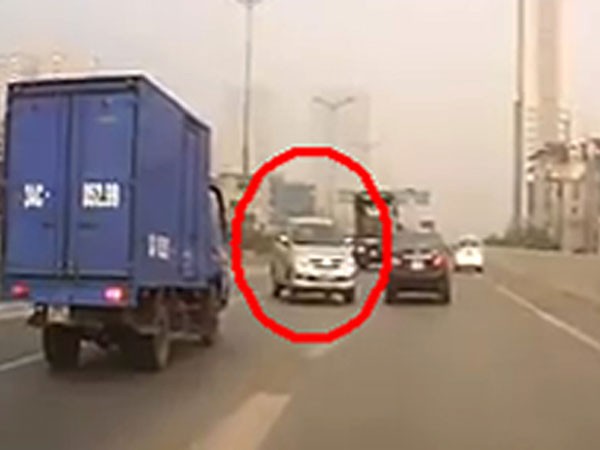 Truy tận gốc lái xe "đùa với tử thần" trên đường cao tốc vành đai 3 ảnh 1 Truy tận gốc lái xe "đùa với tử thần" trên đường cao tốc vành đai 3 ảnh 1