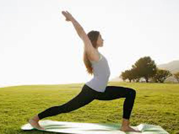Nên tập yoga dưới ánh nắng mặt trời ảnh 1 Nên tập yoga dưới ánh nắng mặt trời ảnh 1
