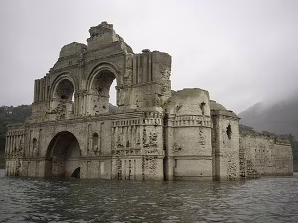 Hạn hán lộ ra nhà thờ 451 tuổi dưới lòng hồ ảnh 1 Hạn hán lộ ra nhà thờ 451 tuổi dưới lòng hồ ảnh 1