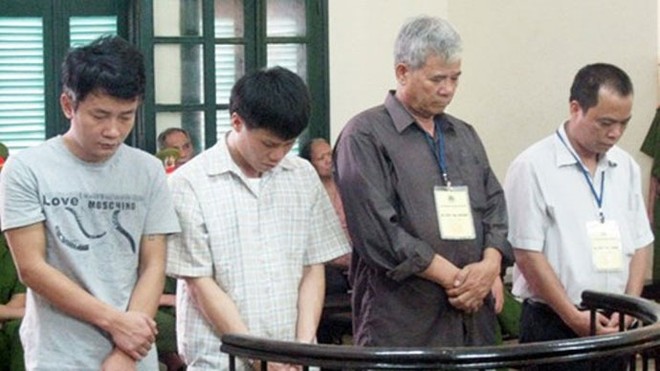 "Nữ quái" đến cửa tòa án bắt người ảnh 1 "Nữ quái" đến cửa tòa án bắt người ảnh 1
