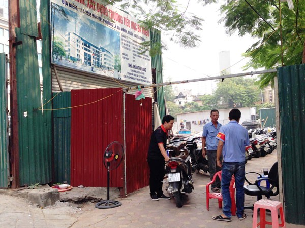 Bát nháo dịch vụ trông giữ xe quanh trung tâm thương mại Vincom ảnh 2 Bát nháo dịch vụ trông giữ xe quanh trung tâm thương mại Vincom ảnh 2
