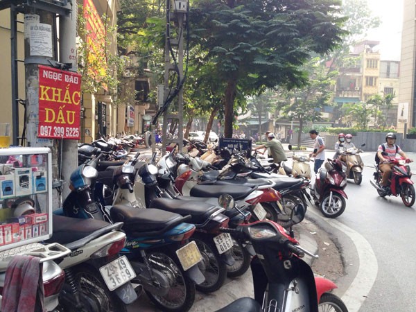 Bát nháo dịch vụ trông giữ xe quanh trung tâm thương mại Vincom ảnh 3 Bát nháo dịch vụ trông giữ xe quanh trung tâm thương mại Vincom ảnh 3