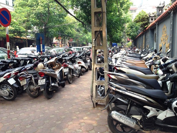 Bát nháo dịch vụ trông giữ xe quanh trung tâm thương mại Vincom ảnh 1 Bát nháo dịch vụ trông giữ xe quanh trung tâm thương mại Vincom ảnh 1