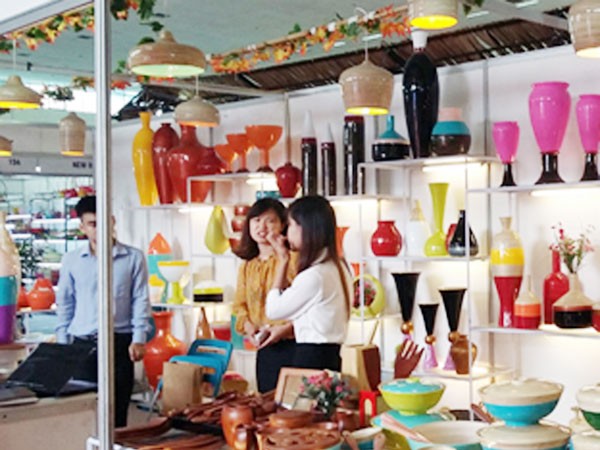 Khai mạc Hội chợ quà tặng thủ công mỹ nghệ 2015 ảnh 1 Khai mạc Hội chợ quà tặng thủ công mỹ nghệ 2015 ảnh 1