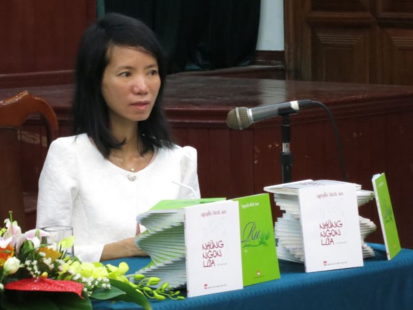 Nhà văn nữ kể chuyện: Vừa nội trợ, vừa làm "công chức vỉa hè" ảnh 2 Nhà văn nữ kể chuyện: Vừa nội trợ, vừa làm "công chức vỉa hè" ảnh 2