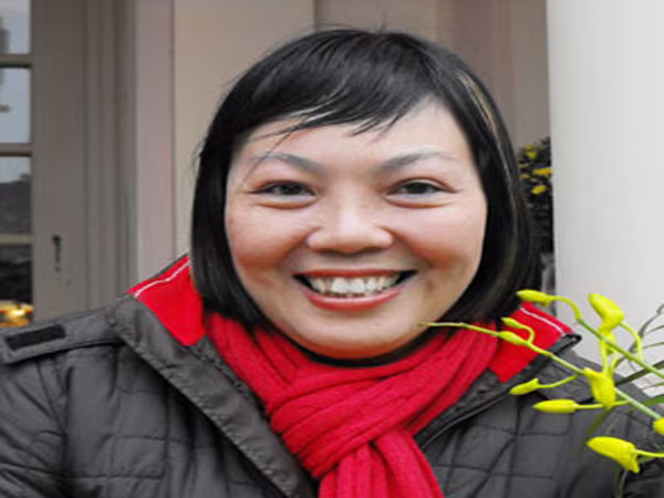 Nhà văn nữ kể chuyện: Vừa nội trợ, vừa  làm "công chức vỉa hè" ảnh 1