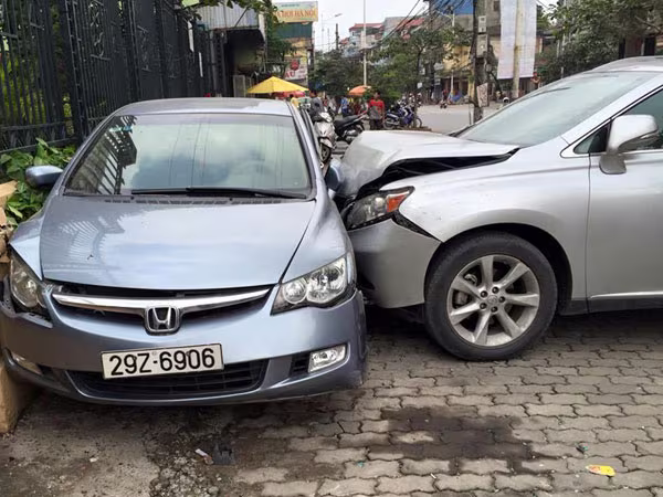 Nữ tài xế Lexus tăng ga dúi Honda Civic dính tường ảnh 1 Nữ tài xế Lexus tăng ga dúi Honda Civic dính tường ảnh 1