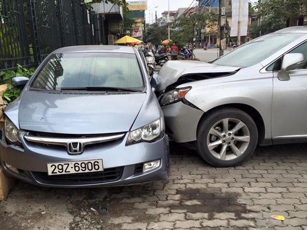 Nữ tài xế Lexus tăng ga dúi Honda Civic dính tường ảnh 1 Nữ tài xế Lexus tăng ga dúi Honda Civic dính tường ảnh 1