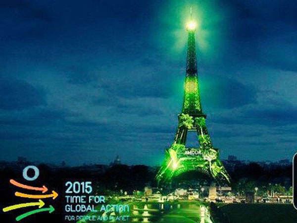 Tháp Eiffel bất ngờ chuyển màu xanh ảnh 1 Tháp Eiffel bất ngờ chuyển màu xanh ảnh 1
