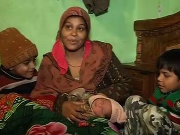 Đẻ rơi trên taxi, đặt tên con là Uber ảnh 1