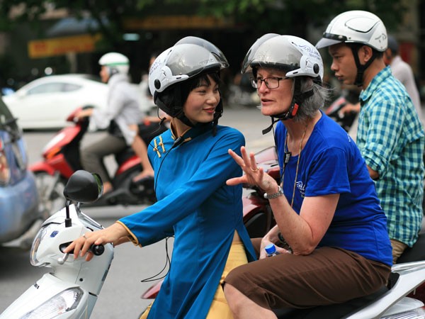 Đưa khách Tây dạo chơi Hà Nội bằng xe máy ảnh 3 Đưa khách Tây dạo chơi Hà Nội bằng xe máy ảnh 3