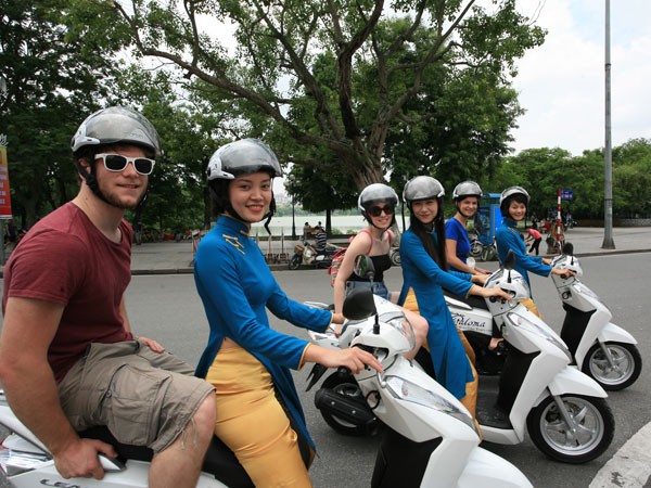 Đưa khách Tây dạo chơi Hà Nội bằng xe máy ảnh 1 Đưa khách Tây dạo chơi Hà Nội bằng xe máy ảnh 1